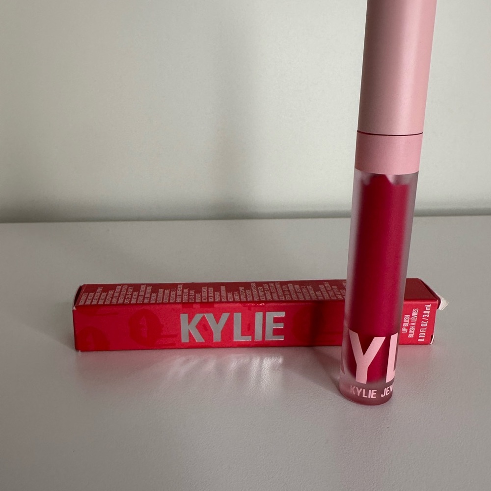 Kylie Cosmetics Bold Red Lip Color-Cherry on top 314